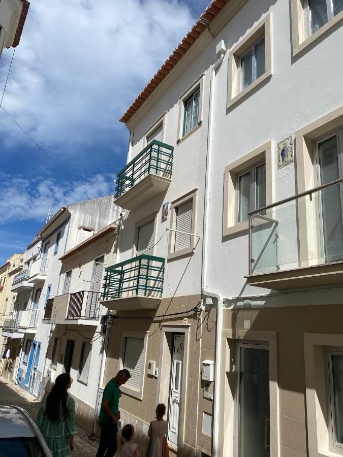 100 Meters From The Beach! Rua Da Regeneracao Nazaré Esterno foto